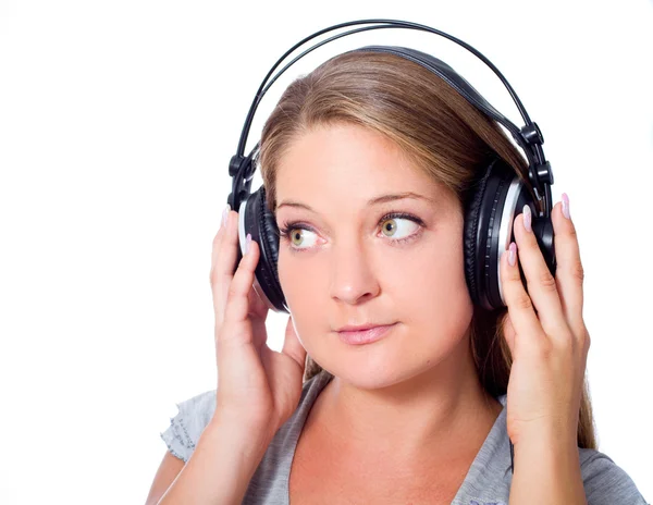 Ung kvinna talar på headsetet — Stockfoto