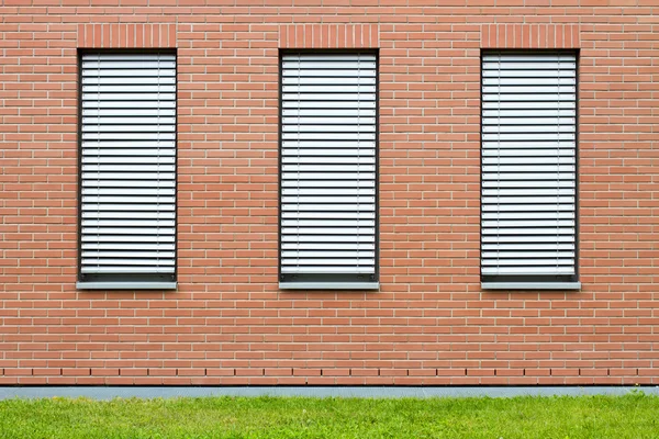 Pared de piedra con ventanas — Foto de Stock