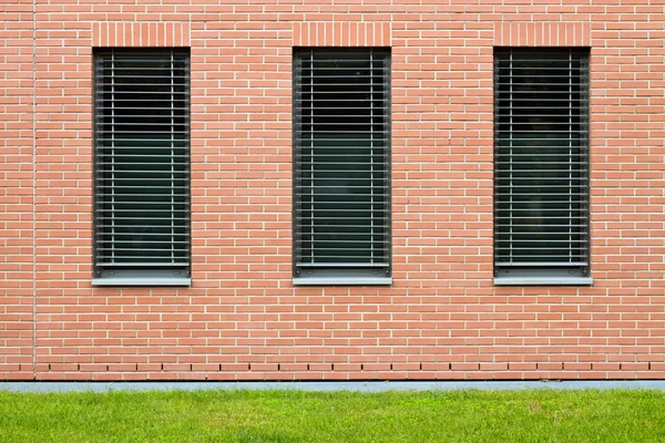 Muro di pietra con finestre — Foto Stock