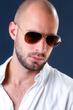 adam beyaz bir gömlek ve gözlük