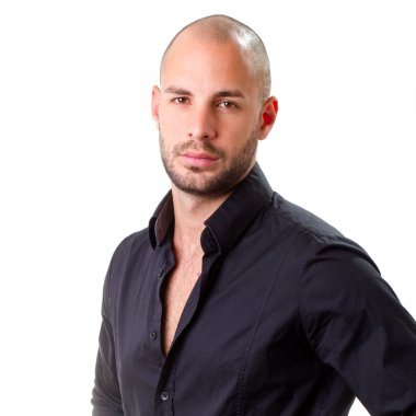 siyah tişörtlü adam