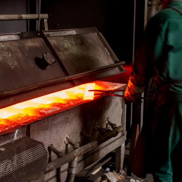 Trabalhador da fábrica na fabricação de ferro — Fotografia de Stock