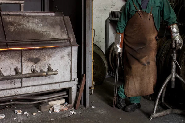 Trabajador de fábrica en Iron Manufacturing — Foto de Stock