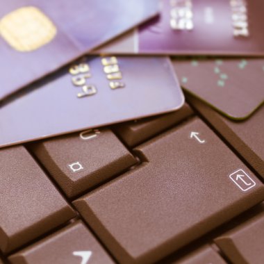 Kredi kartı ve laptop