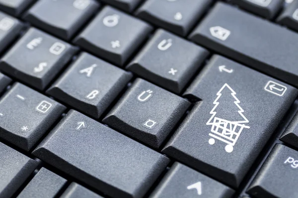 Llave de Navidad con icono de árbol de pino en teclado portátil . — Foto de Stock