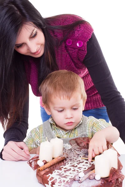 Mujer y niño con corona de adviento — Foto de Stock