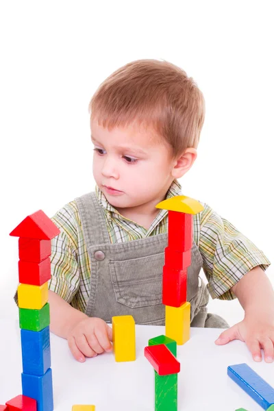 Jongen houten blokken spelen Stockfoto