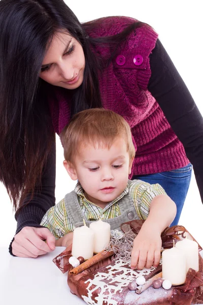 Mère avec fils faire une couronne de l'avent — Photo