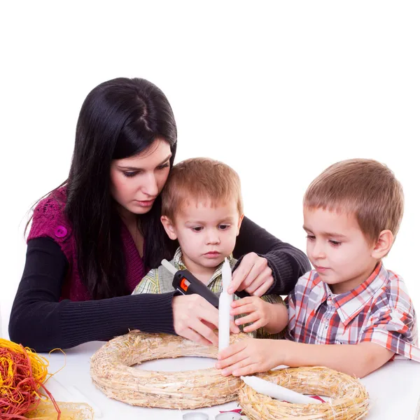 Vrouw en jongens met komstkroon — Stockfoto