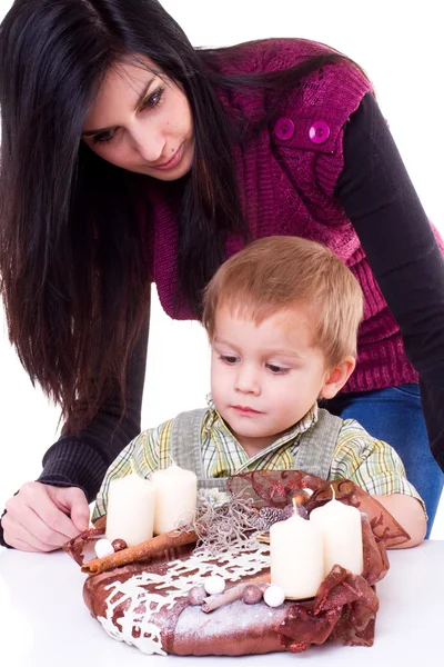 Žena a chlapec s adventní věnec — Stock fotografie