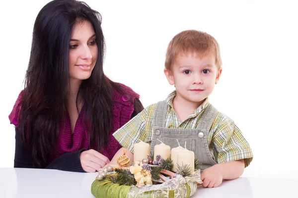 Žena a chlapec s adventní věnec — Stock fotografie