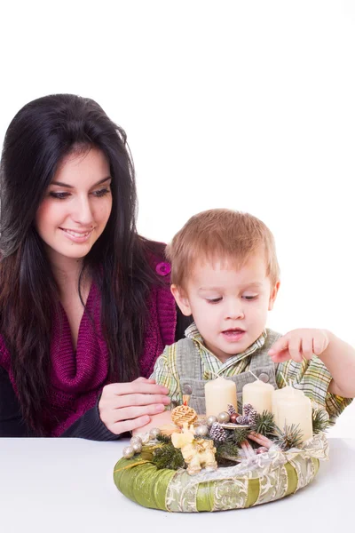 Žena a chlapec s adventní věnec — Stock fotografie