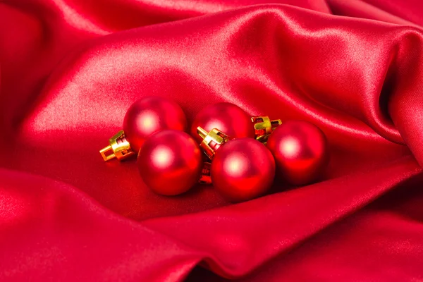 Bolas de Navidad sobre seda — Foto de Stock