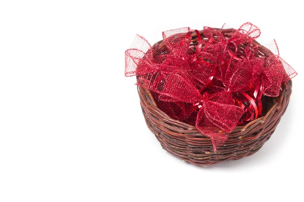 Červená vánoční mašle v proutěném koši — Stock fotografie