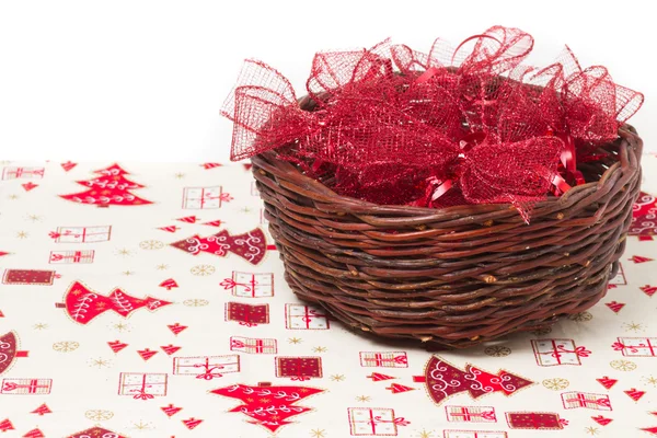 Arcos de Natal vermelho em cesta de vime — Fotografia de Stock