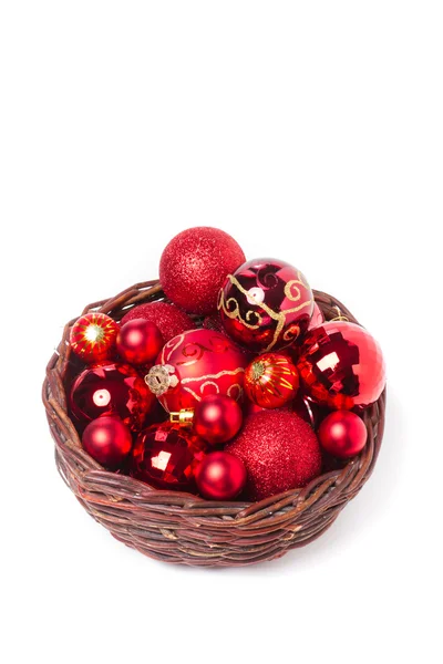 Bolas de Natal vermelho na cesta de vime — Fotografia de Stock