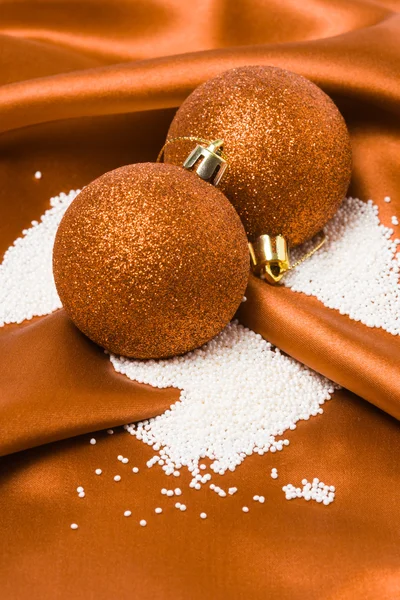 Bola de Navidad dorada decorando con azúcar como nieve — Foto de Stock