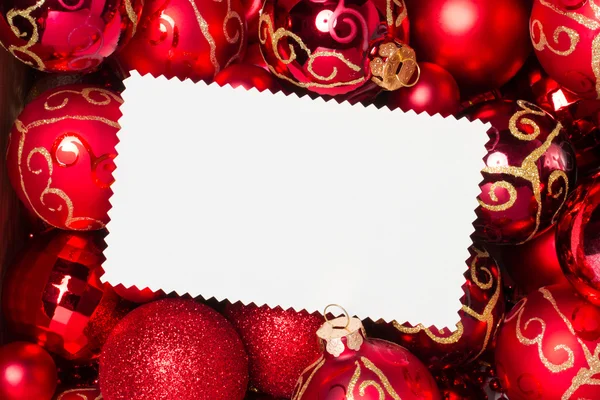 Adornos de Navidad - bolas rojas y área de texto en la tarjeta de Navidad en blanco — Foto de Stock