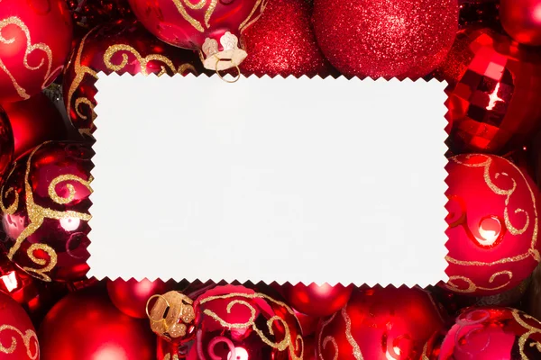 Weihnachtsschmuck - rote Kugeln und Textfläche auf leerer Weihnachtskarte — Stockfoto