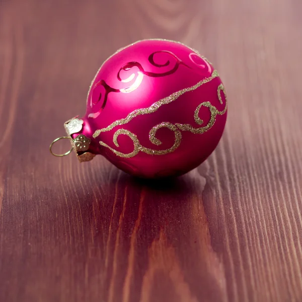 Roze Kerstmis bal op de vloer — Stockfoto