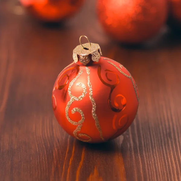Bola de Natal laranja no chão . — Fotografia de Stock