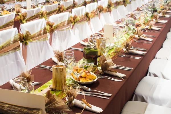 Tafel gedekt voor een bruiloft diner — Stockfoto