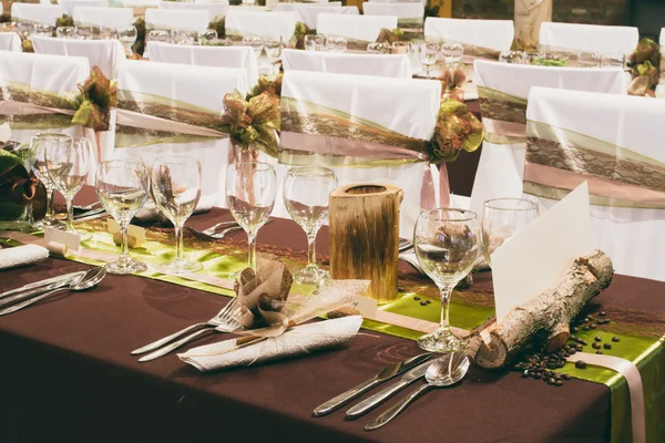 Tafel gedekt voor een bruiloft diner — Stockfoto