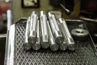 yuvarlak metal çubuklar