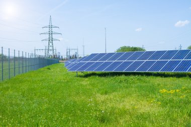 yüksek gerilim kule karşı güneş paneli