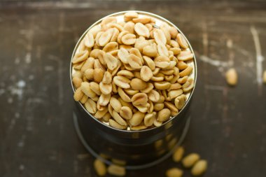 küçük metal bir kase içinde fındık