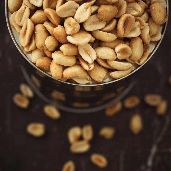 Ořechy v malé kovové misce — Stock fotografie