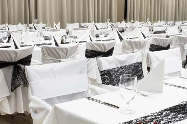 Lüks düğün yemeği Tablo ayarı, siyah-beyaz dekorasyon — Zdjęcie stockowe