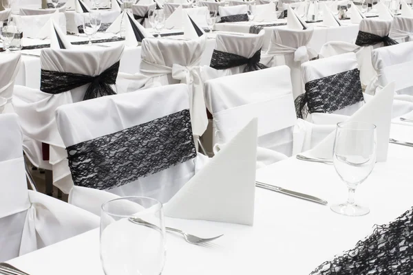 Luxusní svatební oběd stolničení, černé a bílé dekorace — Stock fotografie