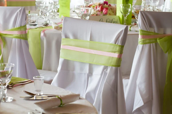 Table set for wedding dinner decorated with flowers — Stock Photo, Image