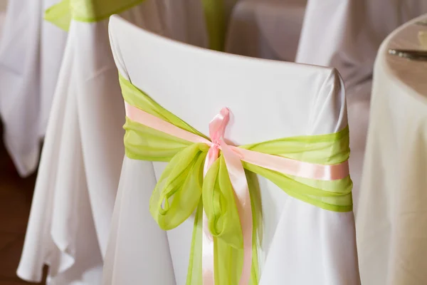 Table set for wedding dinner decorated with flowers — Stock Photo, Image