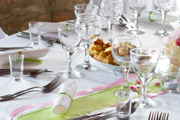 Luxury place setting, green napkin — Stock Photo, Image