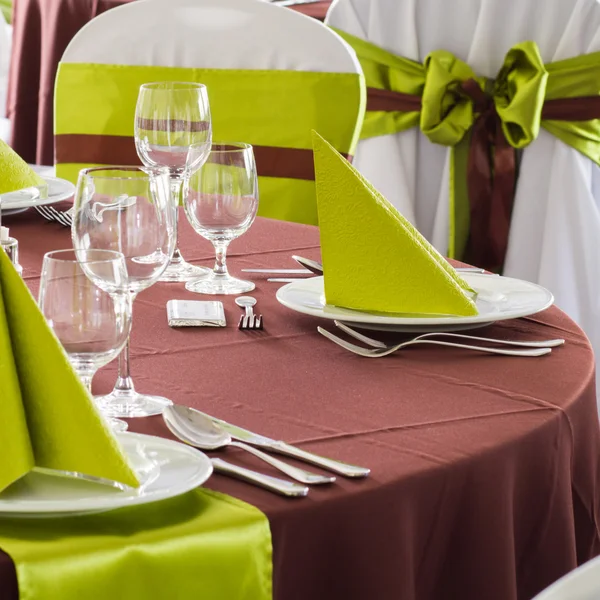 Conjunto de mesa para la boda u otra cena de evento abastecido —  Fotos de Stock