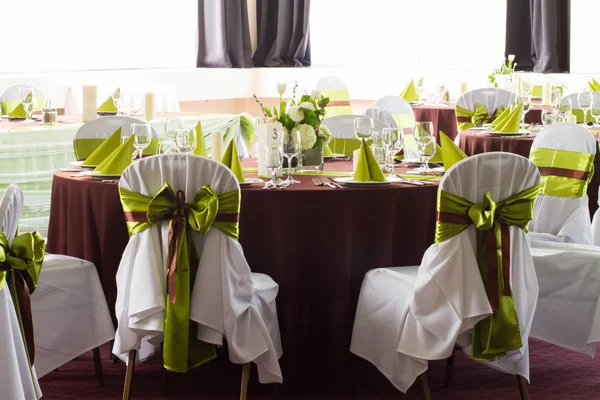 Conjunto de mesa para la boda u otra cena de evento abastecido — Foto de Stock