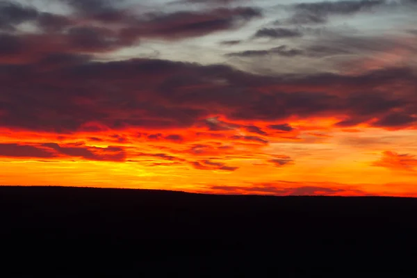 Красное облачное небо — стоковое фото
