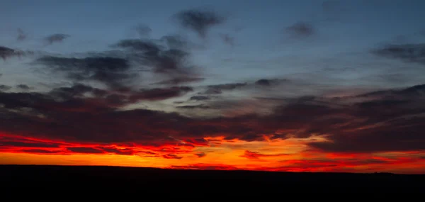 Ciel nuageux rouge — Photo