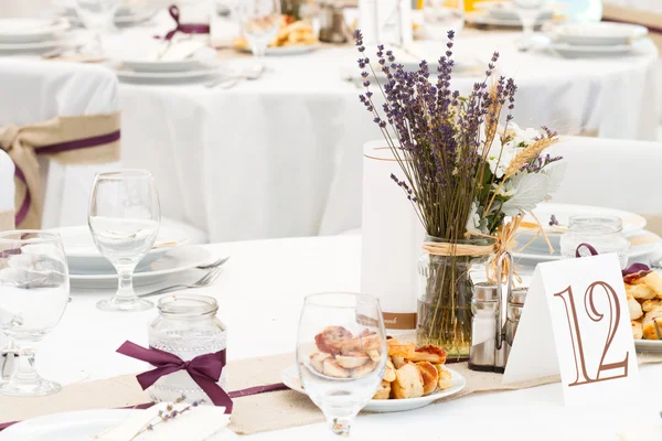 Bröllopsbord med dekorationer — Stockfoto