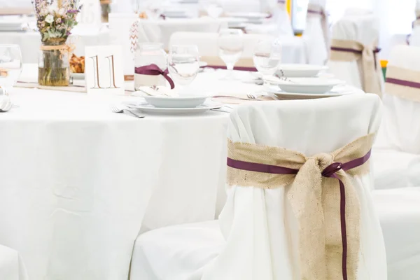 Hochzeitstisch mit Dekorationen — Stockfoto