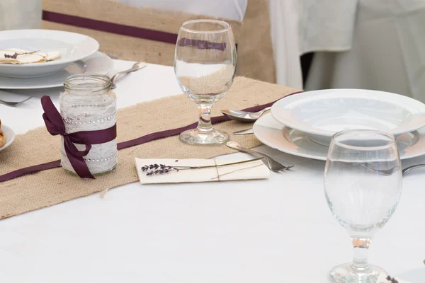 Свадебный стол с украшениями — стоковое фото