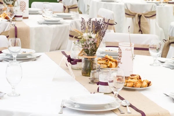 Bruiloft tafel met decoraties — Stockfoto