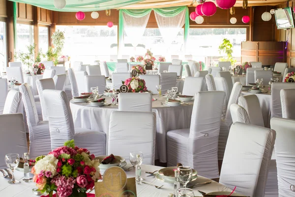 Una imagen de mesas colocadas en un salón de bodas de lujo — Foto de Stock