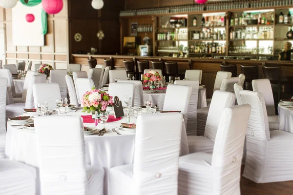 호화 로운 결혼식 장소에 놓여 있는 탁자 모양 — 스톡 사진