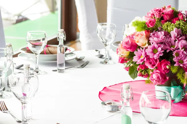 Ein Bild von Tischen in einem luxuriösen Hochzeitssaal — Stockfoto