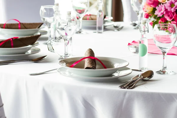 Une image de tables installées dans une salle de mariage de luxe — Photo