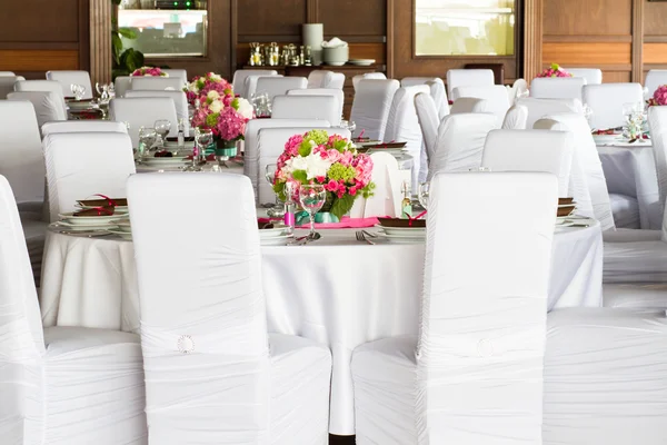 Una imagen de mesas colocadas en un salón de bodas de lujo — Foto de Stock