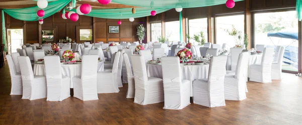 Un'immagine di tavoli apparecchiati in una sala di nozze di lusso — Foto Stock